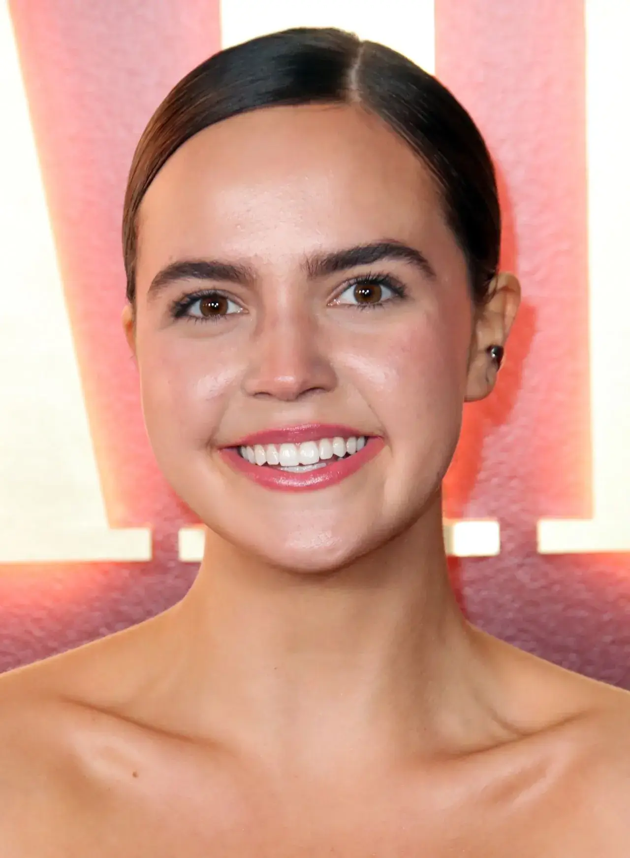 bailee madison at vanity fair and instagram vanities a night for young hollywood